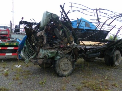 Chiếc xe tải bị biến dạng sau vụ tai nạn